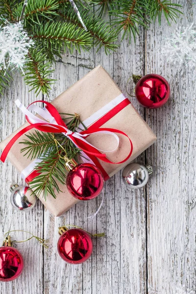 Sfondo natalizio con decorazioni e scatole regalo su tavola di legno bianca — Foto Stock