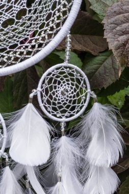 El yapımı rüya yakalayıcı iple asılı tüyler konu ve boncuk