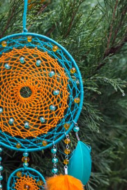 El yapımı rüya yakalayıcı iple asılı tüyler konu ve boncuk