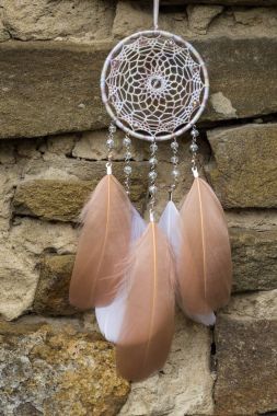 El yapımı rüya yakalayıcı iple asılı tüyler konu ve boncuk