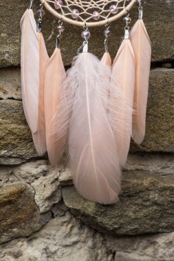 El yapımı rüya yakalayıcı iple asılı tüyler konu ve boncuk