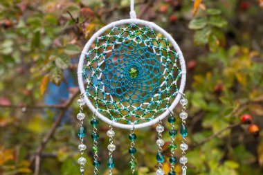 El yapımı rüya yakalayıcı iple asılı tüyler konu ve boncuk