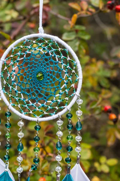 El yapımı rüya yakalayıcı iple asılı tüyler konu ve boncuk