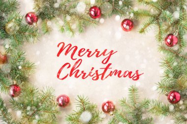 Merry Christmas ve yeni yıl Noel dekorasyon, çam ağacı ve kar dalı tatil zemin üzerine yazım