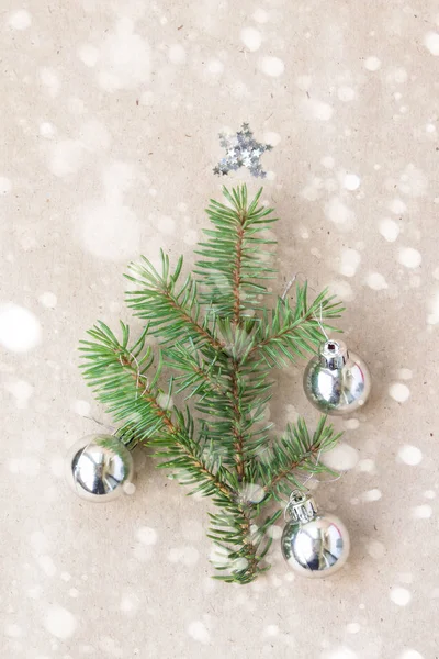 Julgran av fir grenar och silver dekorationer med snö. Jul, vinter, nytt år koncept. — Stockfoto