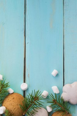 Zencefilli kurabiye, şekerleme ve köknar ağacı dalı ile Noel sınır