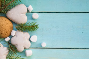 Zencefilli kurabiye, şekerleme ve köknar ağacı dalı ile Noel sınır