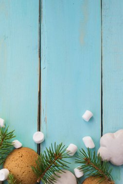 Zencefilli kurabiye, şekerleme ve köknar ağacı dalı ile Noel sınır