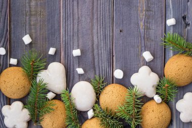 Zencefilli kurabiye, şekerleme ve köknar ağacı dalı ile Noel sınır