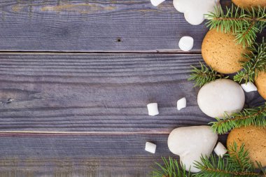 Zencefilli kurabiye, şekerleme ve köknar ağacı dalı ile Noel sınır