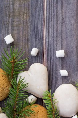 Zencefilli kurabiye, şekerleme ve köknar ağacı dalı ile Noel sınır