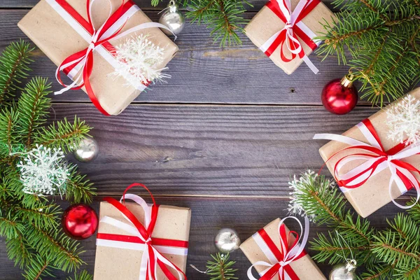 圣诞节背景与冷杉树和装饰品和礼物箱子在木板材 — 图库照片