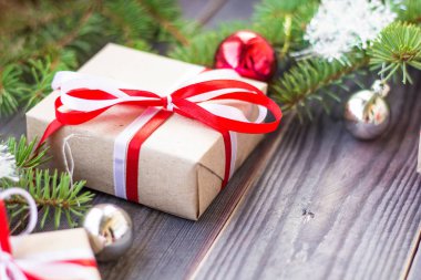 Köknar ağacı ve süslemeleri ve hediye kutuları ahşap tahta üzerinde Noel arka plan