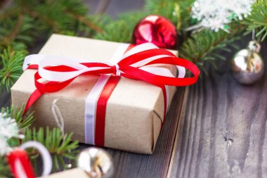 Köknar ağacı ve süslemeleri ve hediye kutuları ahşap tahta üzerinde Noel arka plan