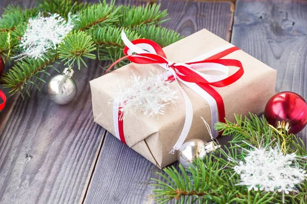 Fundo de Natal com abeto e decorações e caixas de presente na placa de madeira — Fotografia de Stock