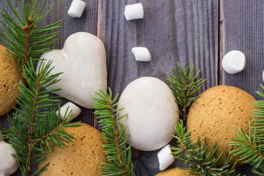 Zencefilli kurabiye, şekerleme ve köknar ağacı dalı ile Noel sınır