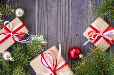 Köknar ağacı ve süslemeleri ve hediye kutuları ahşap tahta üzerinde Noel arka plan