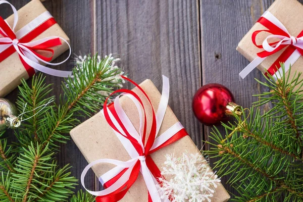 Fundo de Natal com abeto e decorações e caixas de presente na placa de madeira — Fotografia de Stock