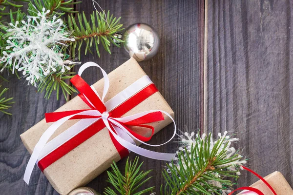 圣诞节背景与冷杉树和装饰品和礼物箱子在木板材 — 图库照片