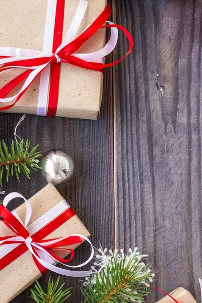 Sfondo natalizio con abete e decorazioni e scatole regalo su tavola di legno — Foto Stock