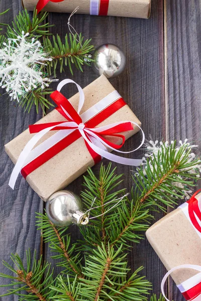 Fundo de Natal com abeto e decorações e caixas de presente na placa de madeira — Fotografia de Stock