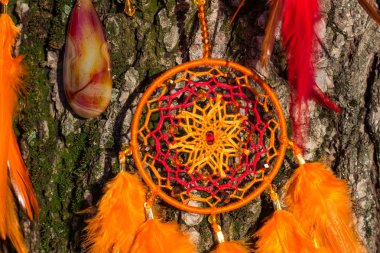 El yapımı rüya yakalayıcı iple asılı tüyler konu ve boncuk