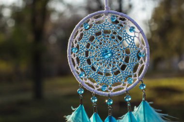 El yapımı rüya yakalayıcı iple asılı tüyler konu ve boncuk