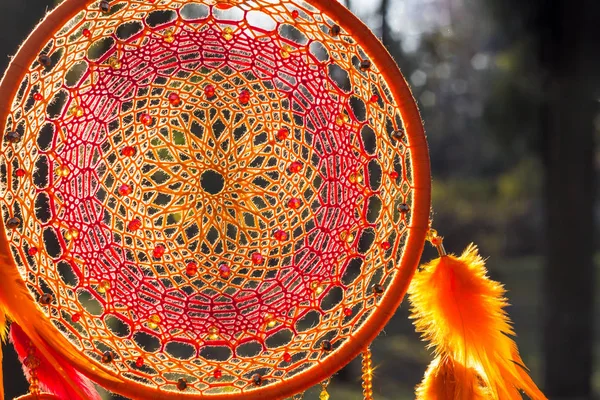 Atrapasueños hecho a mano con hilos de plumas y cuentas de cuerda colgando —  Fotos de Stock