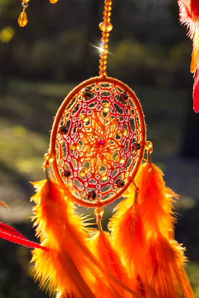 Handgemaakte dream catcher met veren threads en kralen touw hangend — Stockfoto