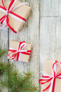 Sınır Noel hediye kutuları ve köknar ağacı dalı ahşap tablo.