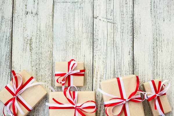 Herhangi bir tatil konsepti sunar. Hediye kutuları çerçeve, ahşap masa arka plan üzerinde kopya alanı ile Üstten Görünüm