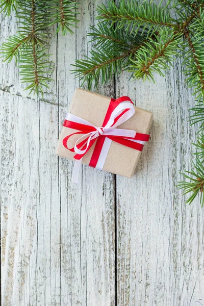 在木桌上的圣诞礼品盒和冷杉树枝的边界. — 图库照片