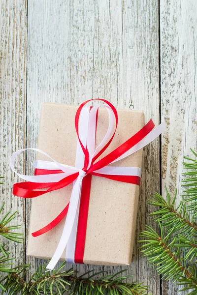 木制背景带红白丝带的圣诞礼品盒. — 图库照片