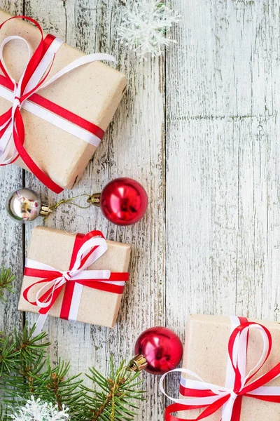 从圣诞装饰品, 礼品盒, 冷杉树枝在白色木背景上的顶部视图与复制空间 — 图库照片