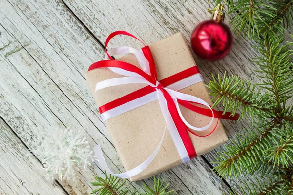 Vista dall'alto su cornice da decorazioni natalizie, scatole regalo, rami di abete sullo sfondo in legno bianco con spazio copia — Foto Stock