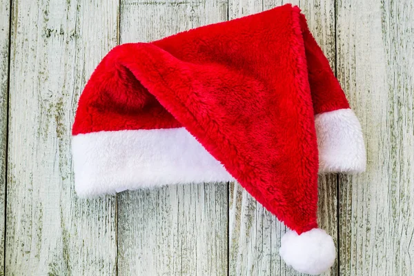 Chapéu vermelho de Santa no fundo de madeira branco, Natal de férias — Fotografia de Stock