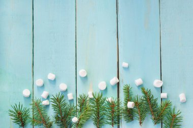 Çam ağacı ve ahşap arka plan üzerinde marshmallows dalı ile Noel sınır