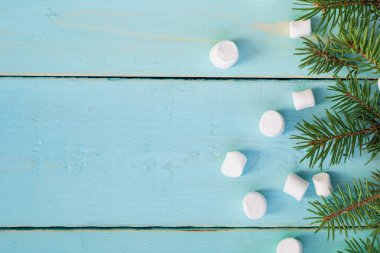 Çam ağacı ve ahşap arka plan üzerinde marshmallows dalı ile Noel sınır
