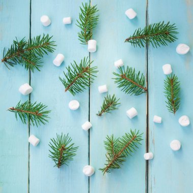 Noel desen köknar ağacı ve ahşap arka plan üzerinde marshmallows dalı ile