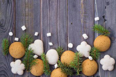 Zencefilli kurabiye, şekerleme ve köknar ağacı dalı ile Noel sınır