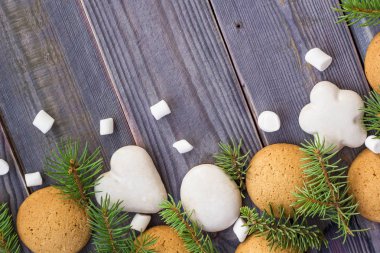 Zencefilli kurabiye, şekerleme ve köknar ağacı dalı ile Noel sınır