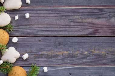 Zencefilli kurabiye, şekerleme ve köknar ağacı dalı ile Noel sınır