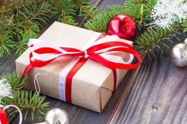 Köknar ağacı ve süslemeleri ve hediye kutuları ahşap tahta üzerinde Noel arka plan