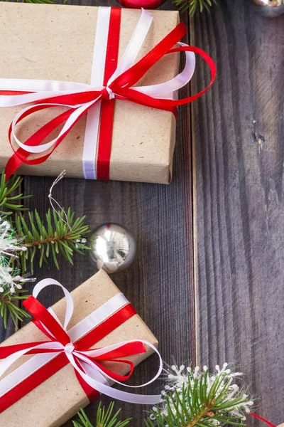 Sfondo natalizio con abete e decorazioni e scatole regalo su tavola di legno — Foto Stock