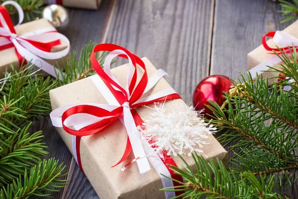 Fundo de Natal com abeto e decorações e caixas de presente na placa de madeira — Fotografia de Stock