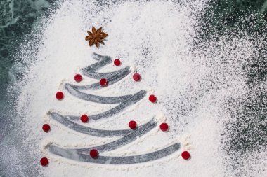 Un, çilek ve anason yıldızlı baharatlar ile Noel ağacı bir dekorasyon - ev yapımı olarak pişirme