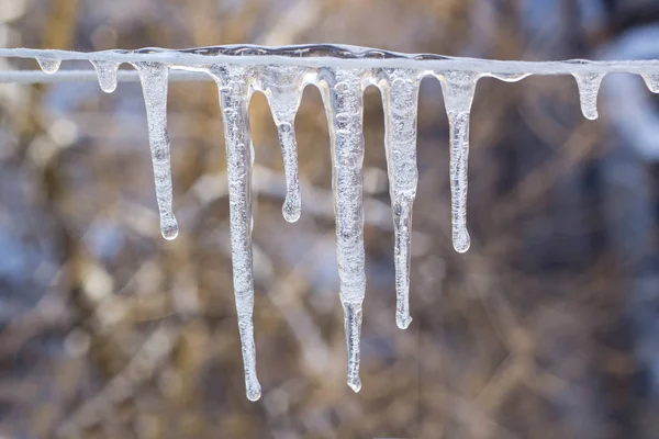 La guirnalda de los carámbanos sobre la cuerda en invierno . — Foto de Stock