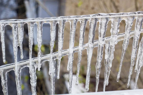 Girlanden aus Eiszapfen am Seil im Winter. — Stockfoto