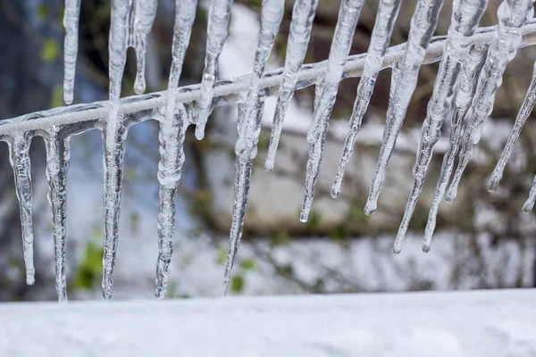 Girlanden aus Eiszapfen am Seil im Winter. — Stockfoto