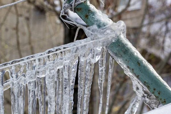 A grinalda de icicles em uma corda no inverno . — Fotografia de Stock